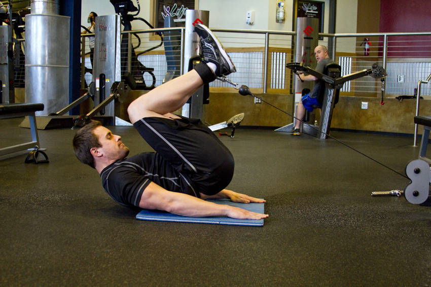 Cable Reverse Crunch — start position