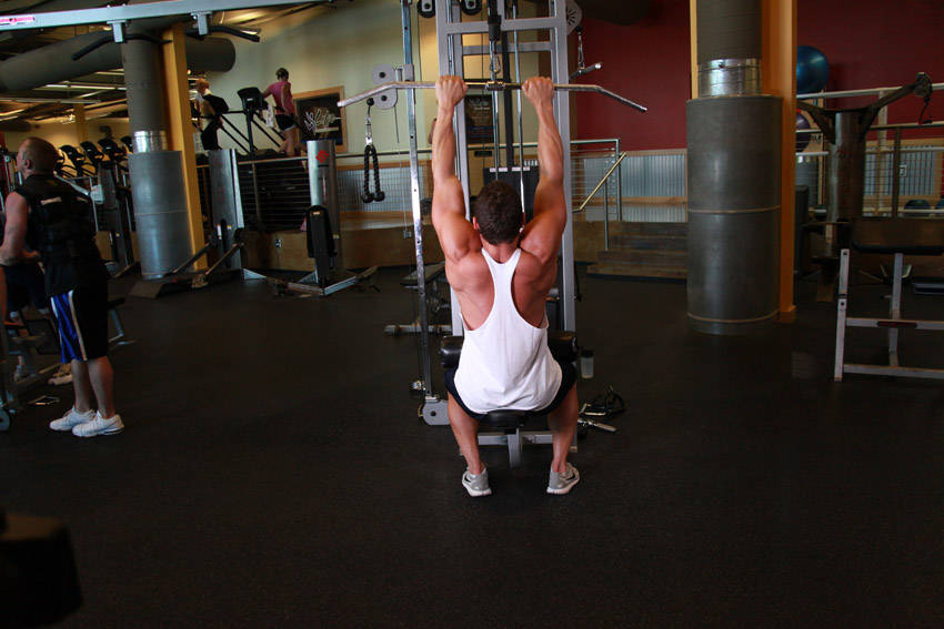 Close-Grip Front Lat Pulldown — start position