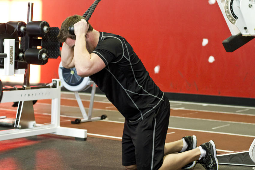 Kneeling Cable Crunch With Alternating Oblique Twists — start position