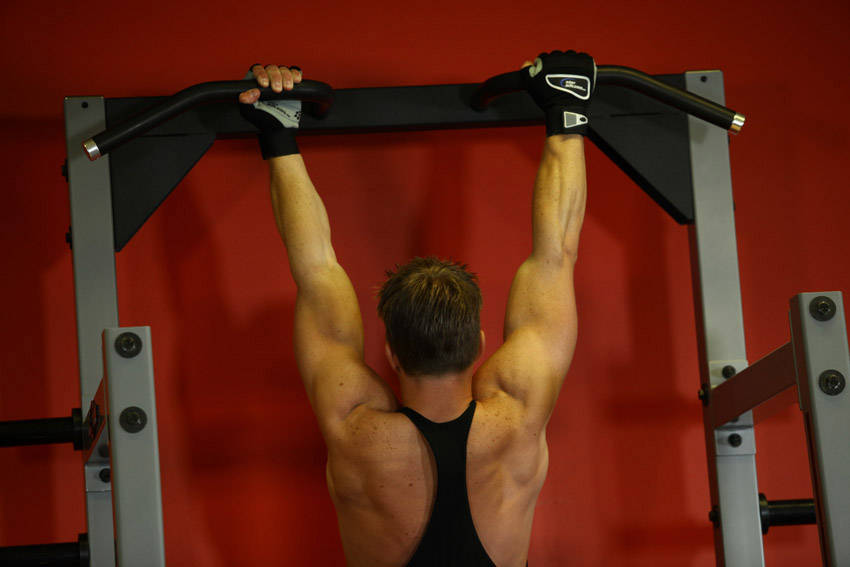 Mixed Grip Chin — start position