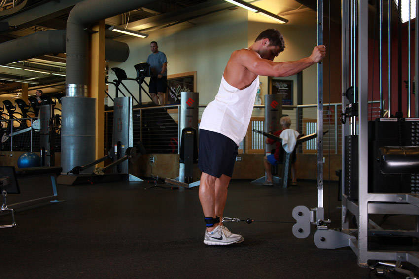 One-Legged Cable Kickback — start position
