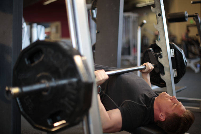 Smith Machine Decline Press — start position