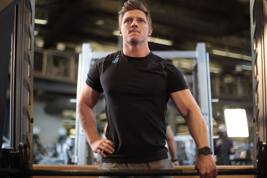 Smith Machine One-Arm Upright Row — start position