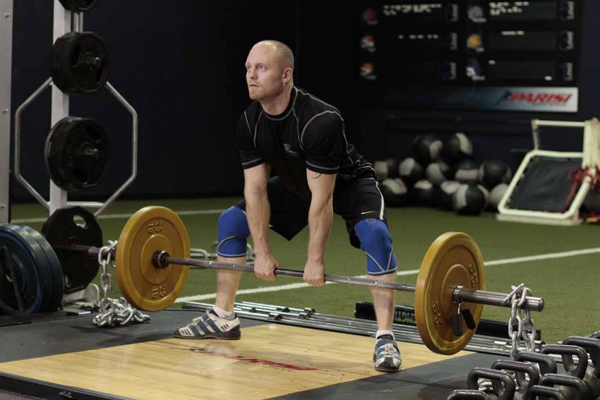 Sumo Deadlift with Chains — start position